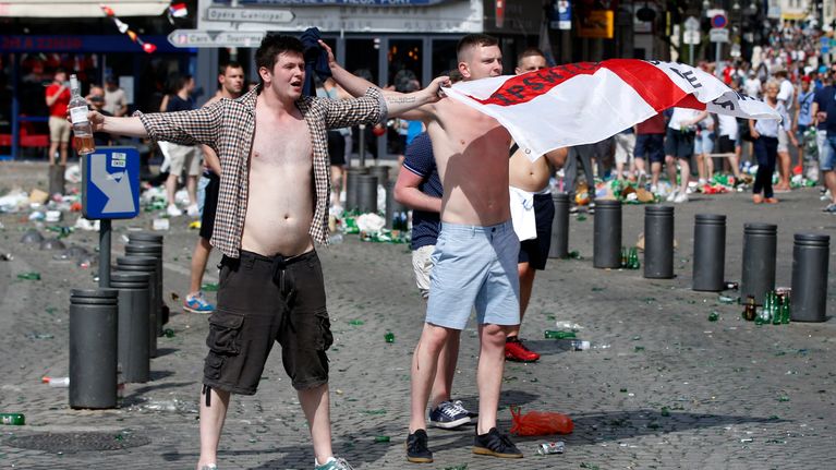Englantilaiset jalkapallofanaatikot Euro 2016