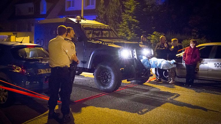 Poliiseja tapahtumapaikalla Magnanvillessä, Ranskassa 13. kesäkuuta.