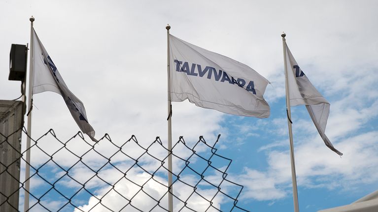 Talvivaaran kaivoksen liput liehuivat heinäkuussa 2014 Sotkamossa.