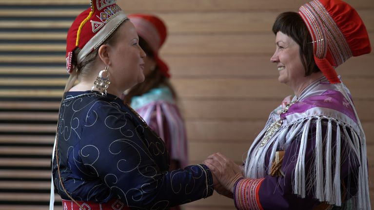 Tiina Sanila-Aikio (gur.) ja Aili Keskitalo Sámedikki rahpamis 15.6.2016.