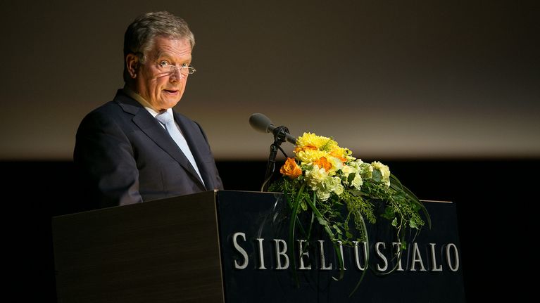 Sauli Niinistö suopmelaš-ugralaš álbmogiid máilmmikongreassas Lahtis 15.6.2016.