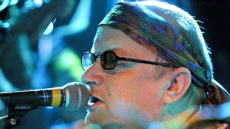 Juice Leskinen laulaa keikalla