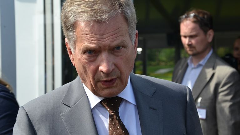 Niinistö tapahtumateltan ulkopuolella.