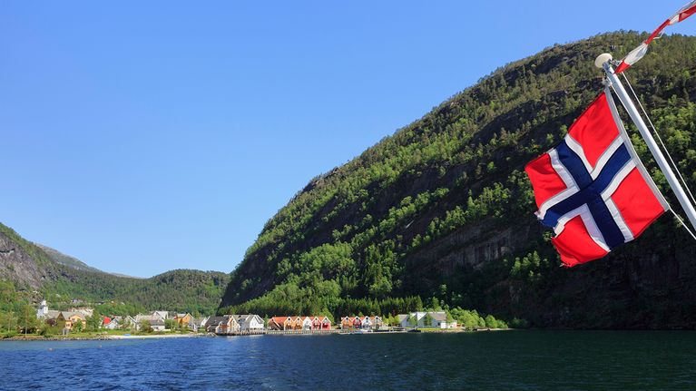 Norjan lippu risteilyaluksen perässä Modalenin kylässä Norjassa.