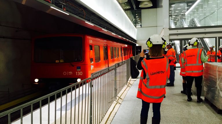 Metrojuna saapuu Tapiolan keskeneräiselle asemalle.