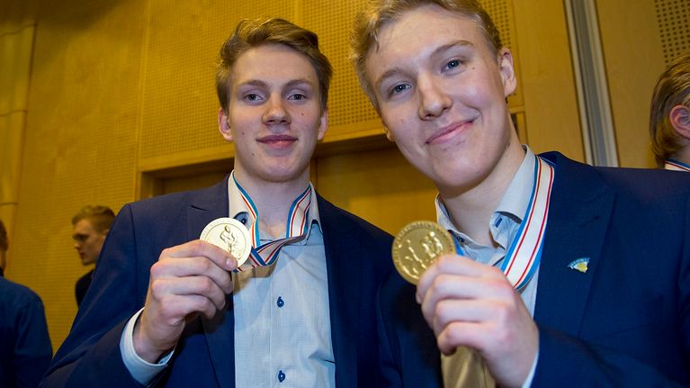Otto Mäkinen ja Aapeli Räsänen U18-kultamitalien kanssa.