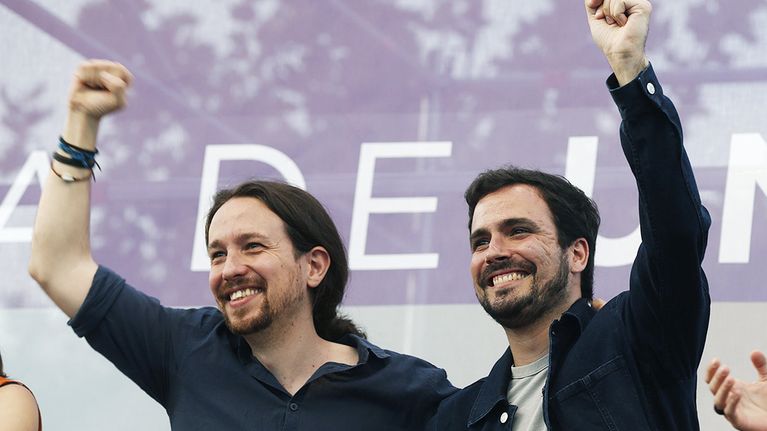 Podemos-puolueen johtaja Pablo Iglesias (vas.) ja Izquierda Unida -puolueen johtaja Alberto Garzon.