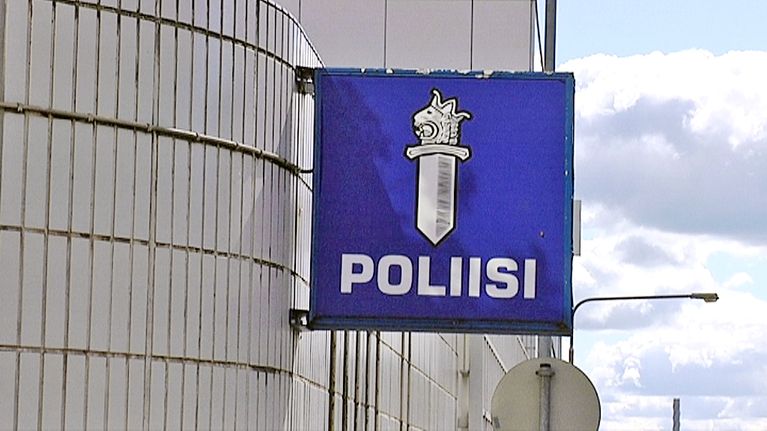 Poliisimerkki Tampereen poliisitalon seinässä.
