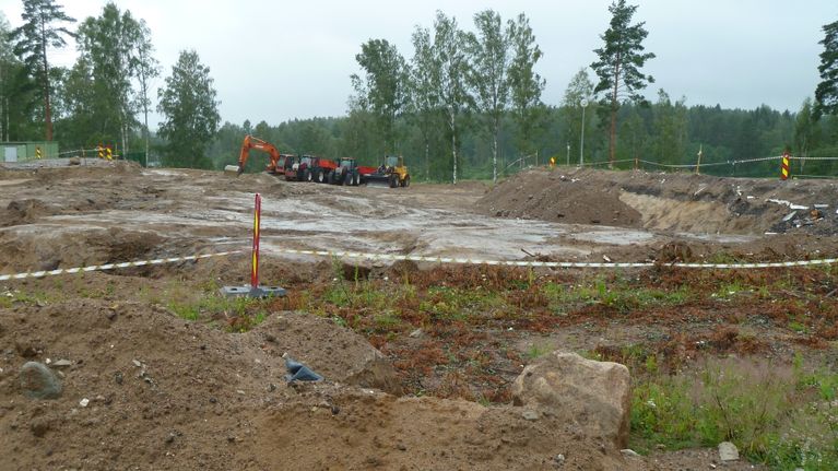Pohjatyöt Kuukanniemen koulun rakennustyömaalla.