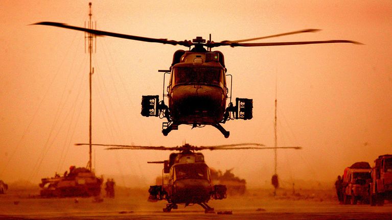 Britannian armeijan kopteri lähdössä suorittamaan tehtävää Basrassa Irakissa 31. maaliskuuta 2003. 