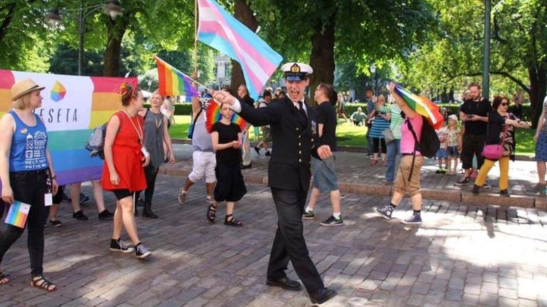 Ylikersantti Juho Pylvänäinen marssi virkaunivormussaan Helsinki-Pridessa 2. heinäkuuta.