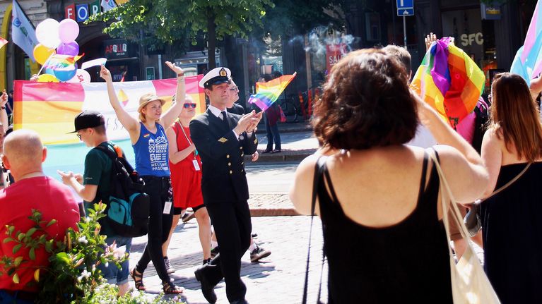 Ylikersantti Juho Pylvänäinen Pride-kulkueessa Helsingissä.