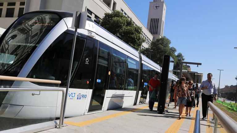 Raitiovaunu pysäkillä. Uudet raitiovaunut ajavat Rio de Janeiron satama-alueelle asti. 