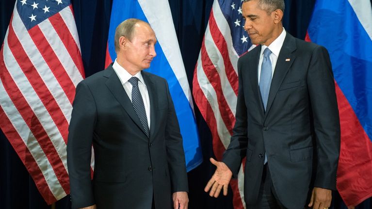 Venäjän presidentti Vladimir Putin ja Yhdysvaltain presidentti Barack Obama kättelevät.