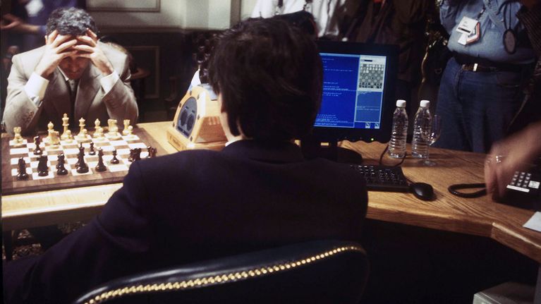 Garri Kasparov pelaa shakkitietokone Deep Blueta vastaan 