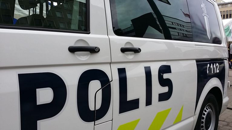 poliisiauton kylki