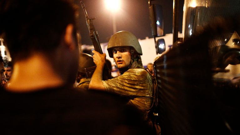 Turkin poliisi pidätti sotilaita Taksim-aukiolla Istanbulissa.