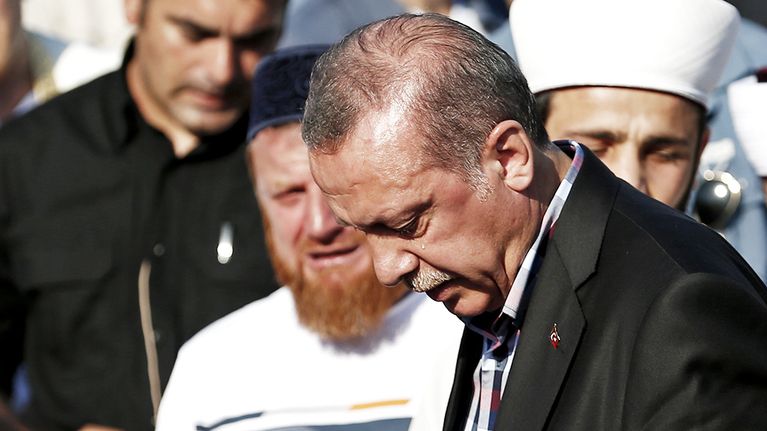Turkin presidentti Recep Tayyip Erdoğan itkee hautajaisissa.
