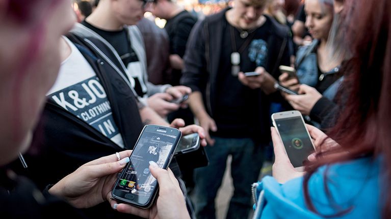 Pokemon go -pelin pelaajia Saksassa.