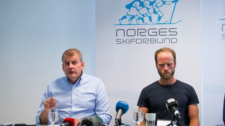 Norjan hiihtoliiton puheenjohtaja Erik Röste ja Martin Johnsrud Sundby tiedotustilaisuudessa.