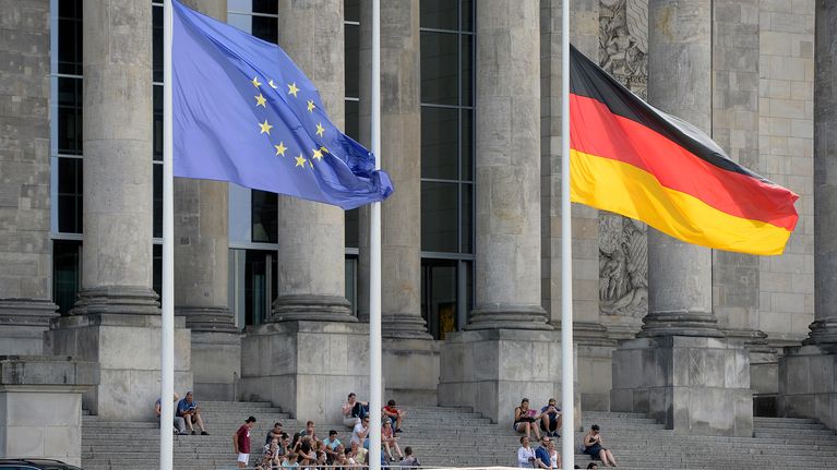 EU:n ja Saksan liput laskettiin puolitankoon Valtiopäivätalon edustalla Berliinissä. 