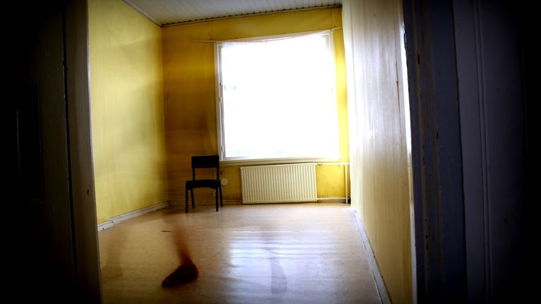 Håkansbölen kartanon yläkerrassa saattaa edelleen havaita vuosikymmeniä talossa palvelleen Adolfina Mattsonin liikkeitä, jos oikein tarkkaan katsoo.