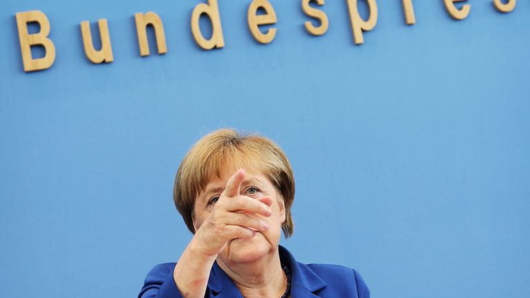 Angela Merkel puhuu.