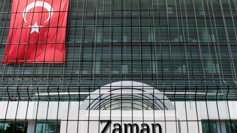 Zaman-lehden toimitustalon julkisivu. Yläkulmassa roikkuu Turkin lippu.