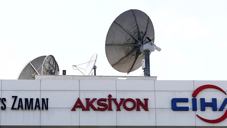 Rakennuksen pääty, satelliitteja ja nimet: Todays Zaman, Aksivon ja Cihan.