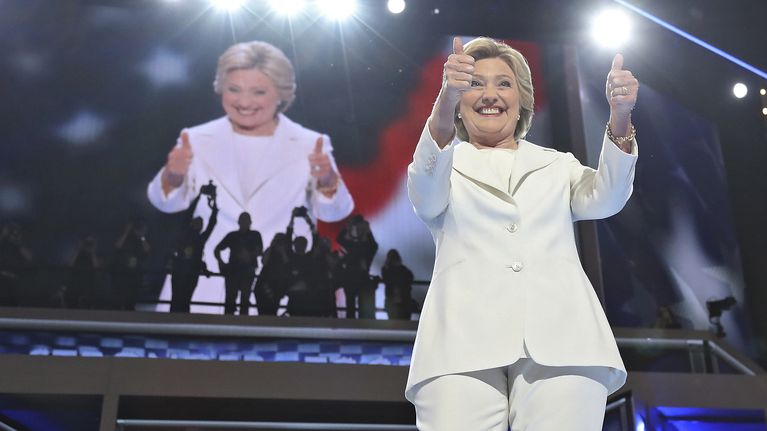 Demokraattien presidenttiehdokas Hillary Clinton on nostanut molemmat peukalonsa pystyyn.