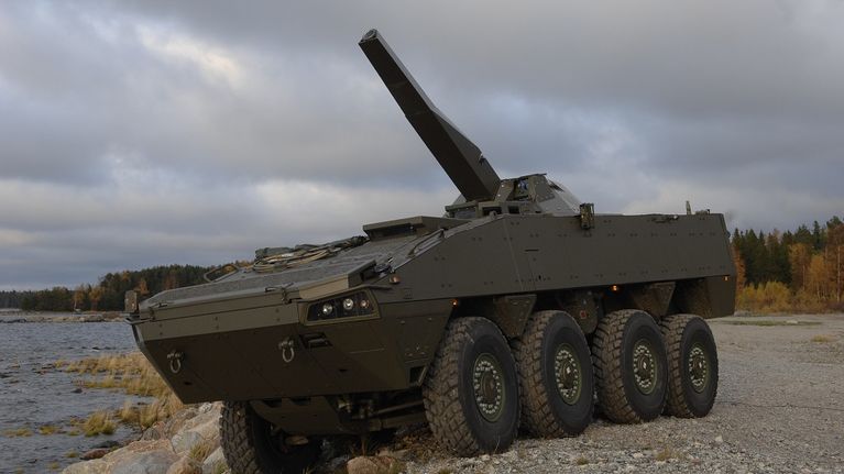 Patria Nemo 120 mm -kranaatinheitinjärjestelmä yhdistettynä Patrian AMV-miehistönkuljetysvaunuun. Sekä kranaatinheittimiä että vaunuja varten on myönnetty vientilupia Lähi-itään.