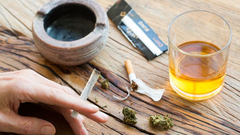 Kannabista, tupakkaa ja alkoholijuoma.