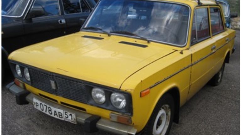 Raja-Joosepin itäautojen huutokauppa, keltainen Lada