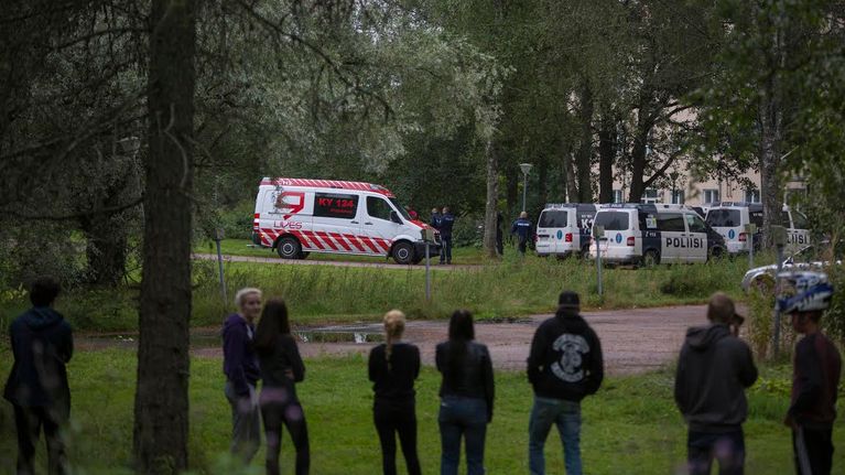 Useita poliisipartioita hälytettiin SPR:n vastaanottokeskukseen Kotkan Laajakoskella. Yksi mies otettiin kiinni epäiltynä tapon yrityksestä