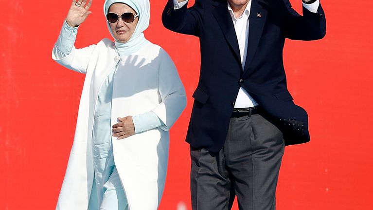 Recep Tayyip Erdogan ja hänen vaimonsa Emine Erdogan suurmielenosoituksessa Istanbulissa 7. elokuuta.