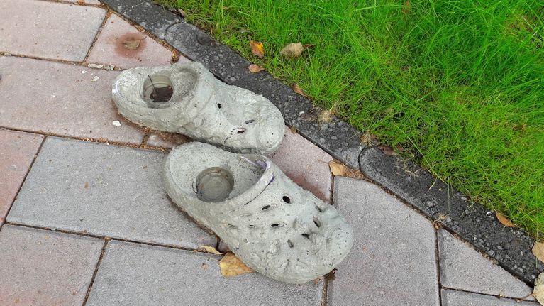 Betonoidut crocsit johtavat Kynnystien palvelukotiin.