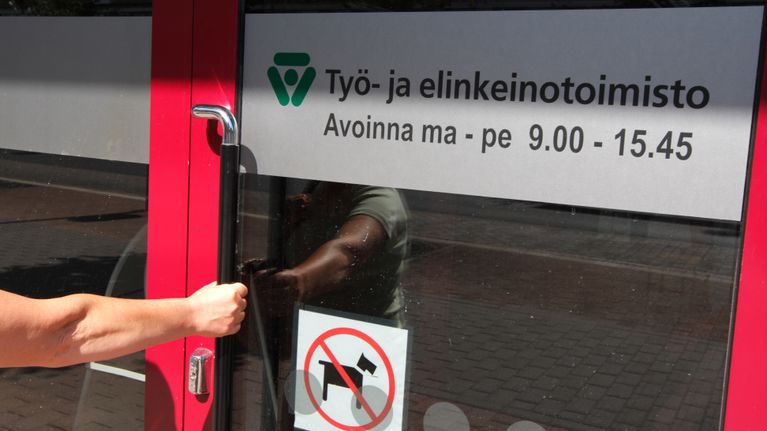 Työ- ja elinkeinotoimiston ovi.