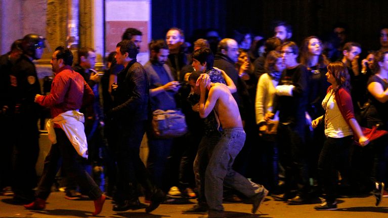 Ihmisiä evakuoidaan terrori-iskun jälkeen Bataclan-teatterista Pariisissa.