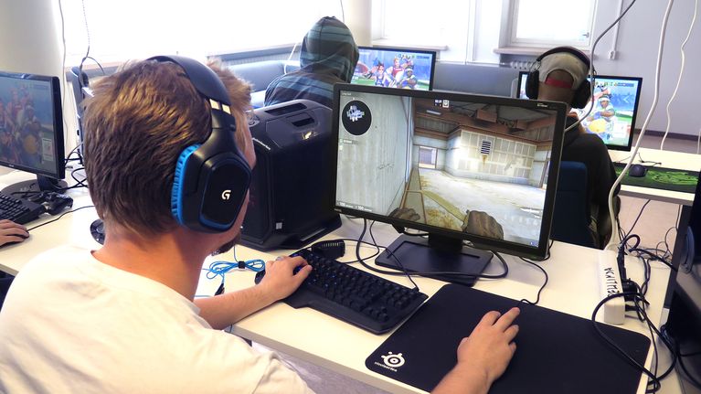 Pojat pelaavat videopeliä luokassa