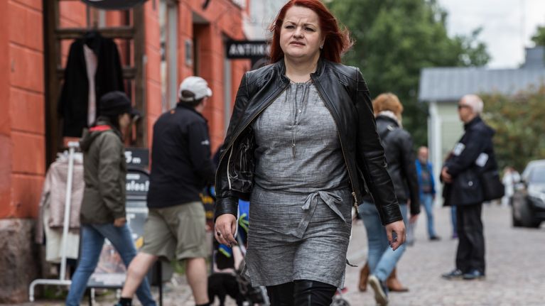 Nainen kävelee vanhassa Porvoossa.