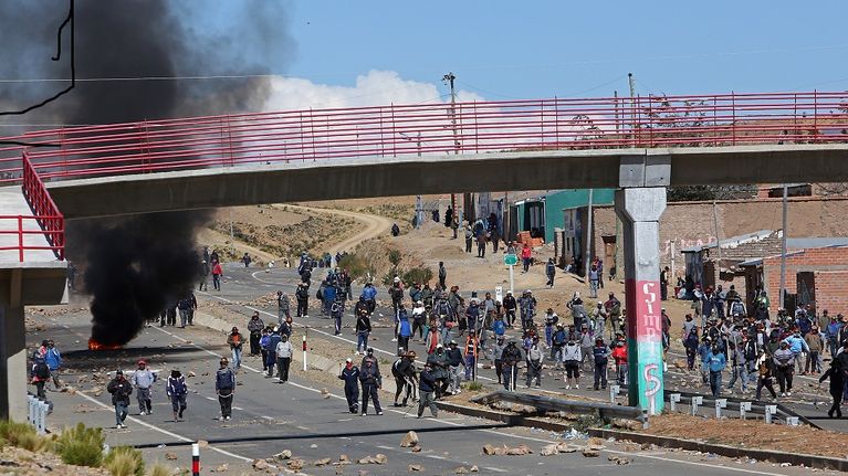 Lakkoilevat kaivostyöläiset tappoivat Boliviassa varasisäministeri Rodolfo Illanesin sen jälkeen poliisit olivat yrittäneet tukahduttaa väkivalloin mielenosoituksia.