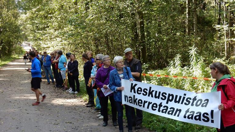 Ihmisketju Keskuspuistossa.