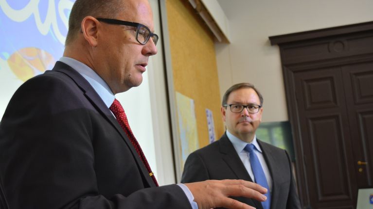 Vaasan kaupunginjohtaja Tomas Häyry ja Elisan toimitusjohtaja Veli-Matti Mattila 