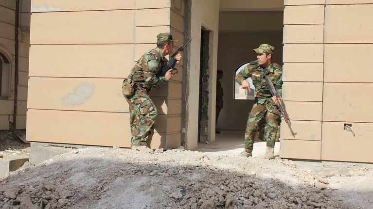 Yksi peshmergoille annettavan jalkaväkikoulutuksen osa-alue on asutuskeskustaistelu.