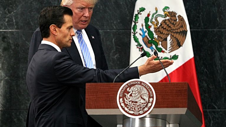 Meksikon presidentti Enrique Pena Nieto (L) ja Yhdysvaltain republikaanien presidenttiehdokas Donald Trump tapasivat Mexico Cityssä, Meksikossa 31. elokuuta 2016. EPA / JORGE NUNEZ