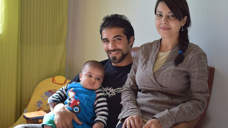 Irakilaiset Mahdi ja Maisam Alobaidi, sylissä 4,5 kuukauden ikäinen Abbas.