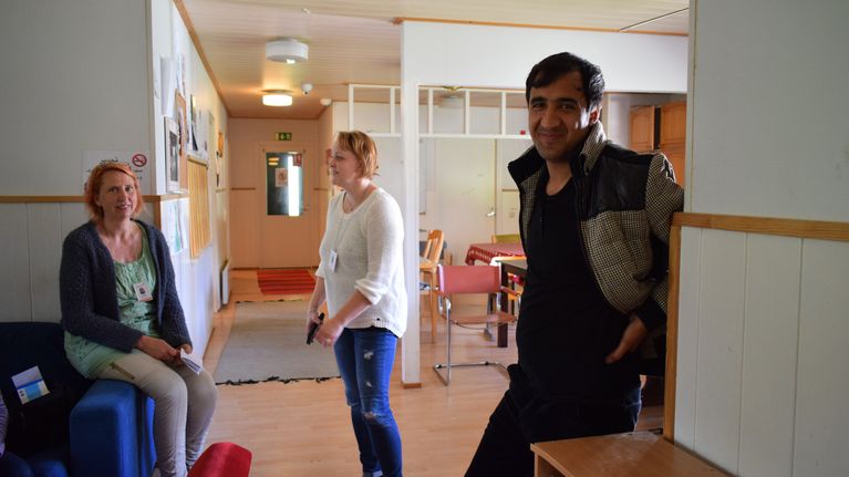 Noormuhammad Noori Kyyjärven vastaanottokeskuksessa, taustalla sosiaaliohjaaja Päivi Peltokangas ja vastaava ohjaaja Terttu Niskanen.
