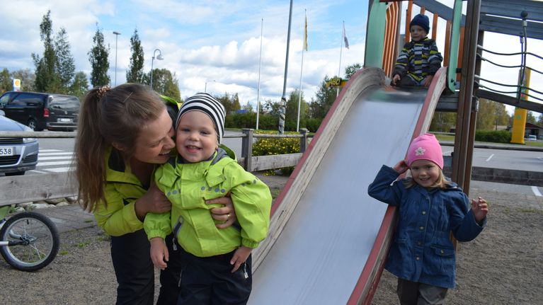 Anna-Maria Koskelo Kyyjärven Paletin leikkipaikalla kahden lapsensa ja pikkuveljensä kanssa.