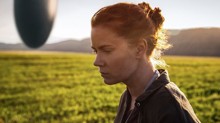 Amy Adams näyttelee Louise Banksiä elokuvassa "Arrival".