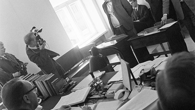 Jumalanpilkkaoikeudenkäynti Helsingin raastuvanoikeudessa. Kirjailija Hannu Salama ja Kustannus Oy Otavan toimitusjohtaja Kari Reenpää vastaamassa oikeudessa "Juhannustanssit"-romaanista nostettuun jumalanpilkkasyytteeseen.